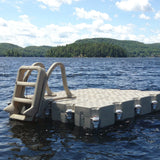 Snygg badstege från Candocks monterad på en Candock badplattform