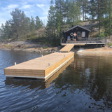 ponton under brygga med trädäck vid vattenkant